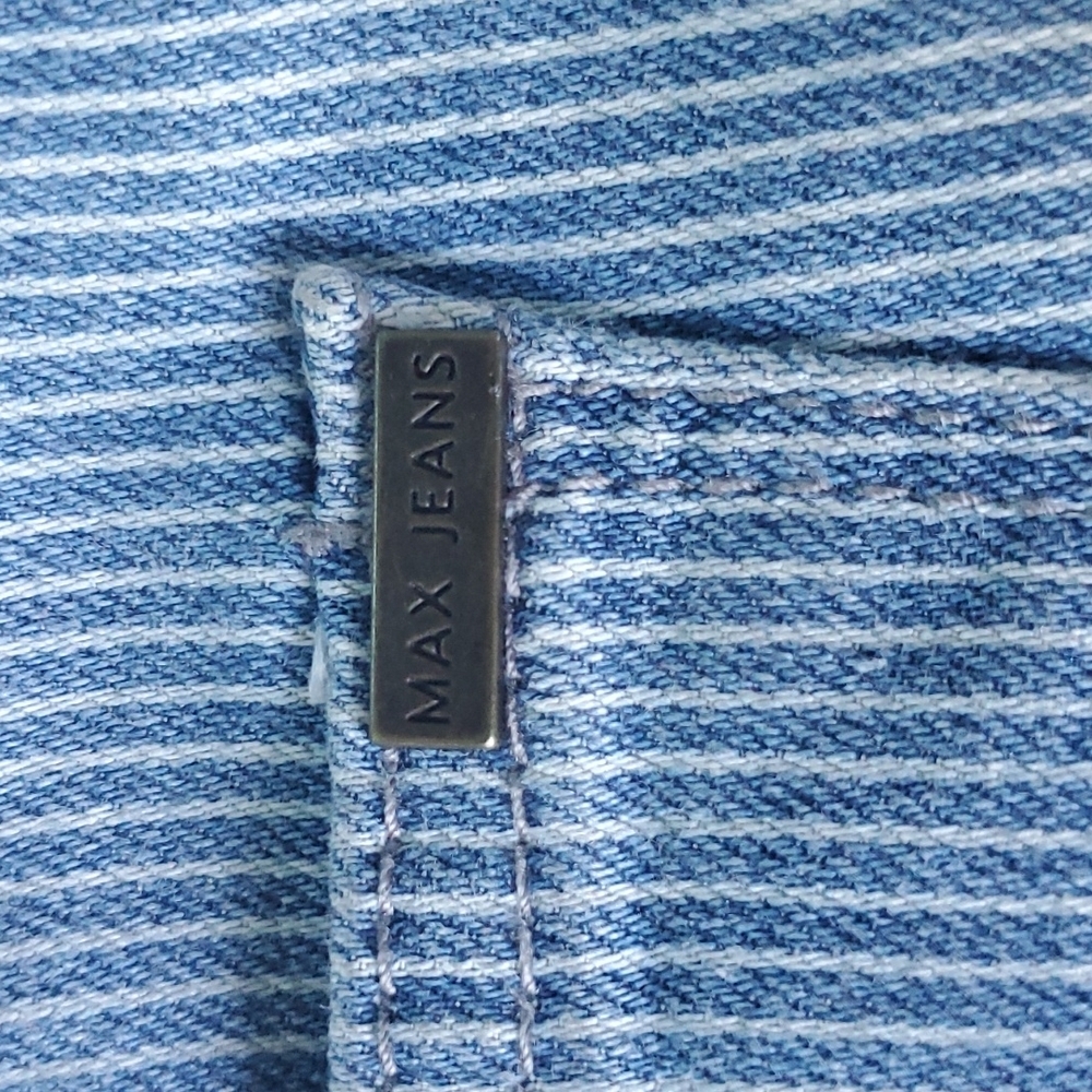 MAX JEANS- MID RISE CAPRI'S - Picture 3 of 6